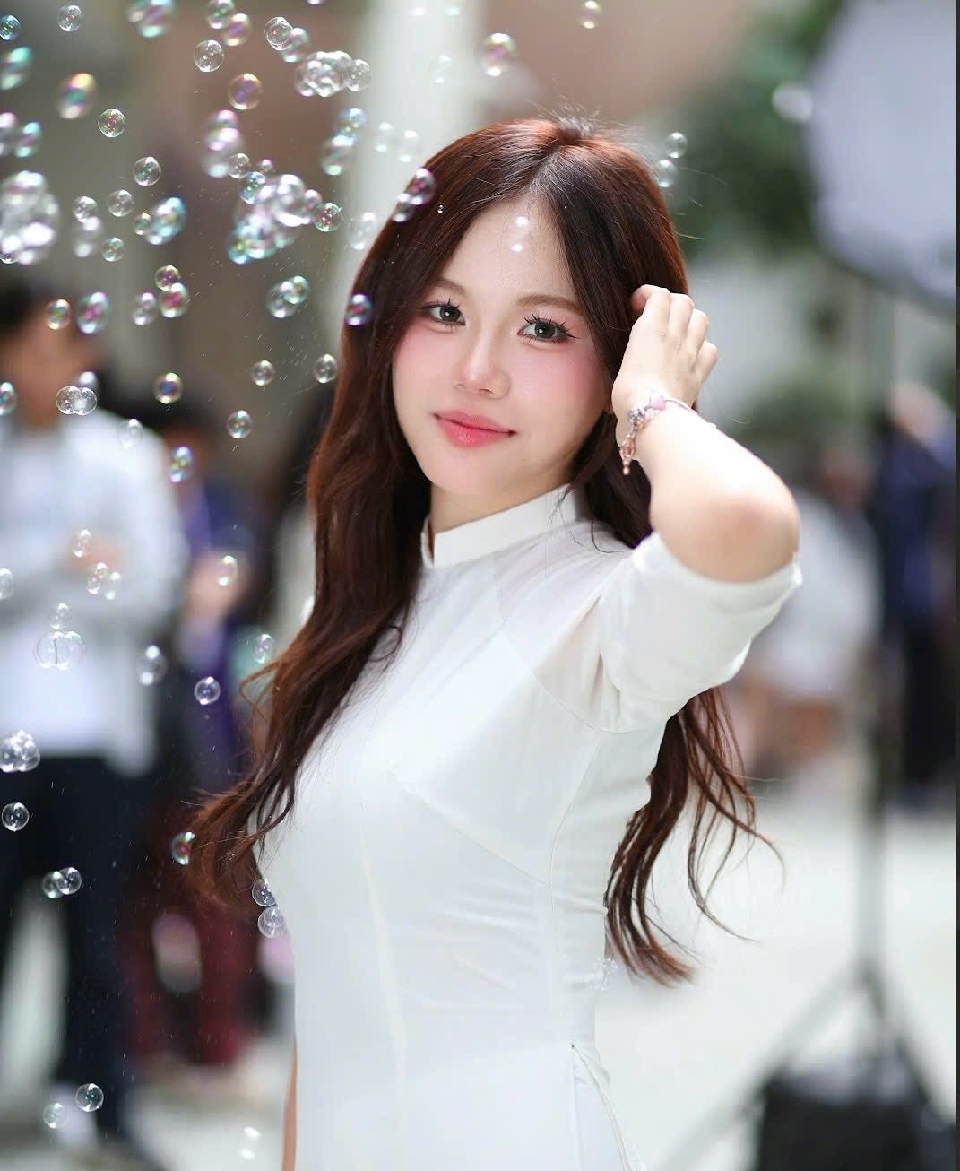 Sự cân bằng giữa học tập và hoạt động xã hội giúp hồ sơ của Bảo Trân trở nên nổi bật. Ảnh: THPT chuyên Ngoại ngữ.