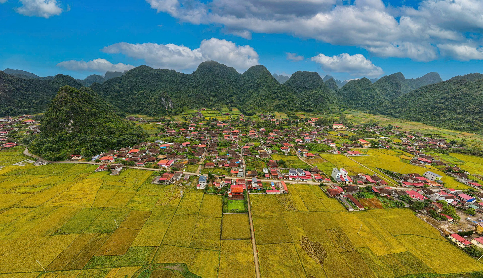 Ngôi Làng Bình Yên Với Hơn 400 Ngôi Nhà Sàn Truyền Thống. Ảnh: Nam Nguyễn