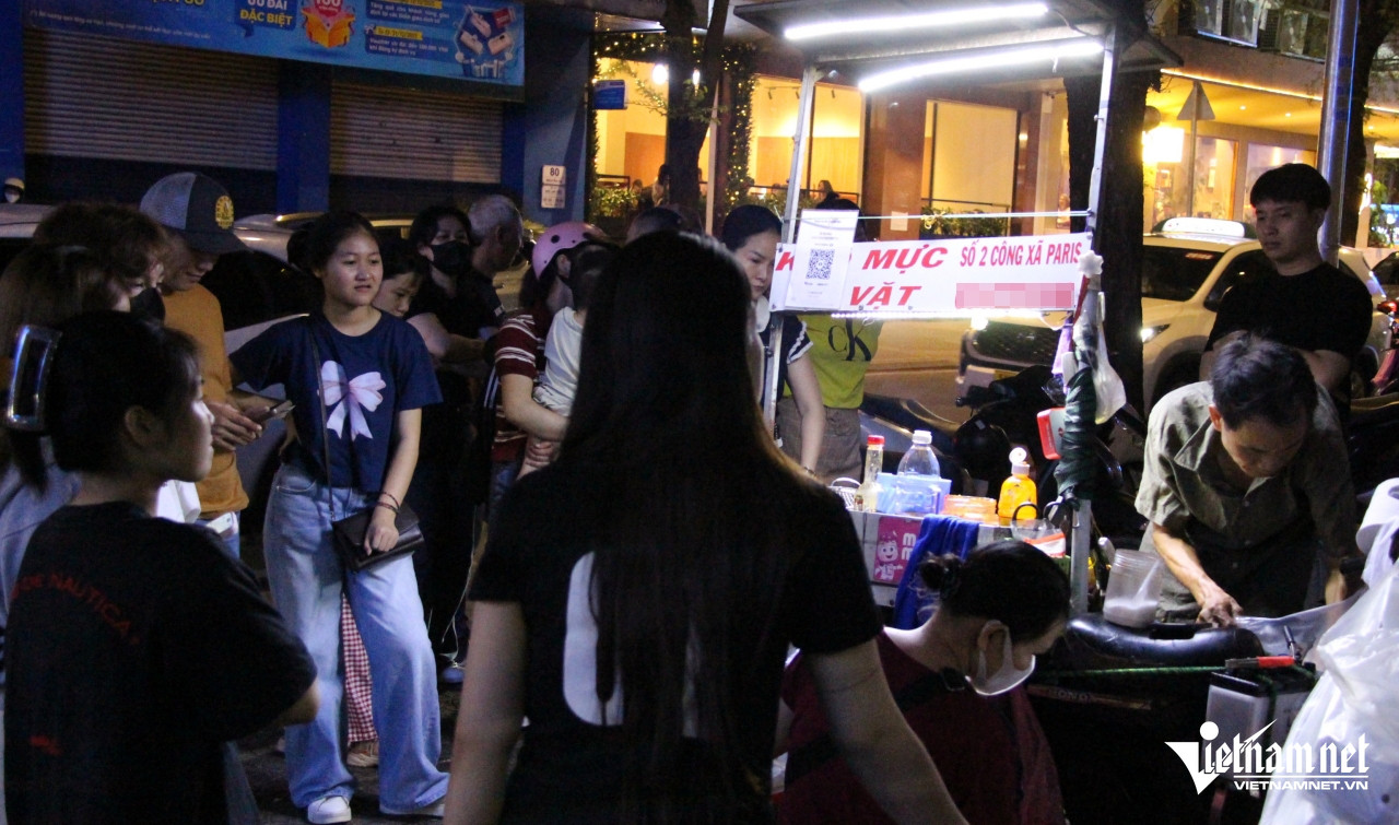 Khách xếp hàng, vây kín xe bán thức ăn đường phố của ông Thể, người có biệt danh chú gù Nhà thờ Đức Bà Sài Gòn. Ảnh: Hà Nguyễn