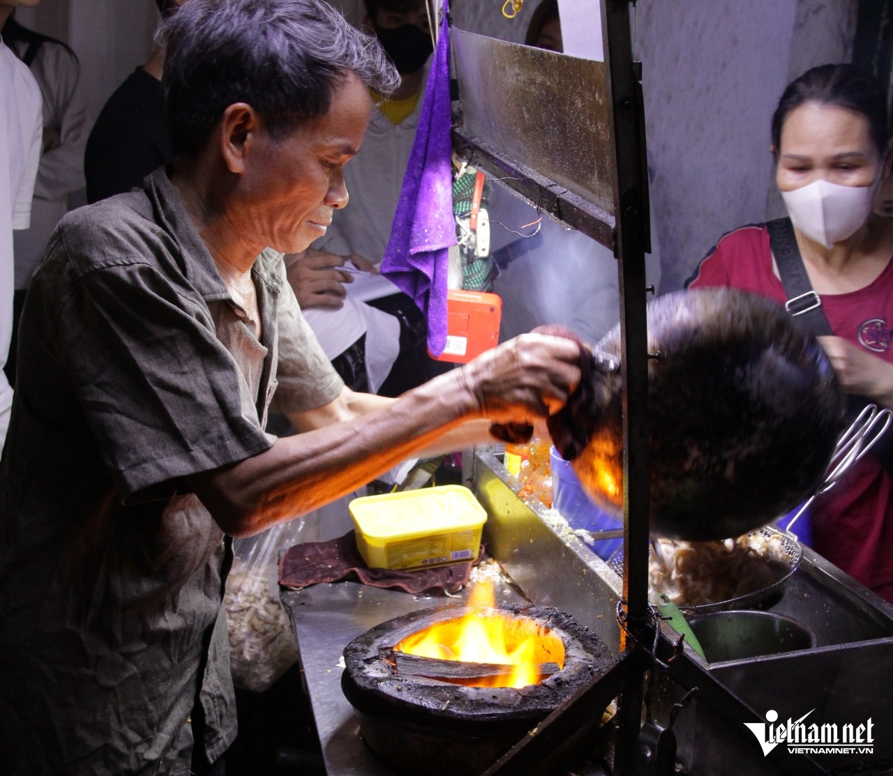 Trước đây, ông Thể bán nhiều món từ mực khô nhưng nay chỉ bán món mực khô chiên nước mắm bơ tỏi. Ảnh: Hà Nguyễn