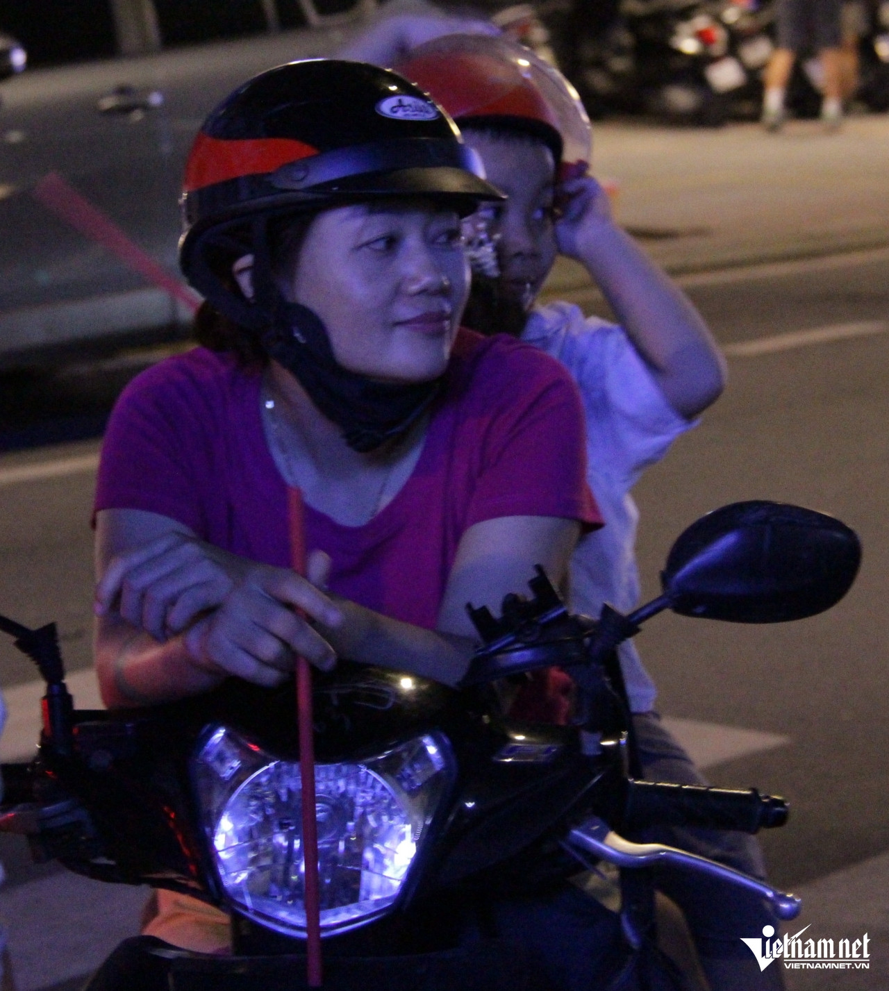 Dù phải đợi lâu, chị Nhường vẫn quyết nán lại để được thưởng thức món ăn đang nổi trên mạng xã hội. Ảnh: Hà Nguyễn