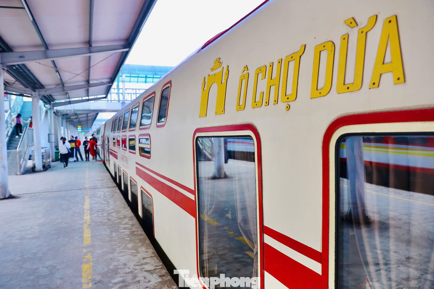 Đoàn tàu Hà Nội 5 cửa ô - The Hanoi Train với hành trình Thăng Long - Kinh Bắc đi vào hoạt động được hơn 3 tháng, thu hút du khách trong nước và quốc tế. Tàu khởi hành theo 2 khung giờ cố định là 8h và 13h30 hàng ngày.