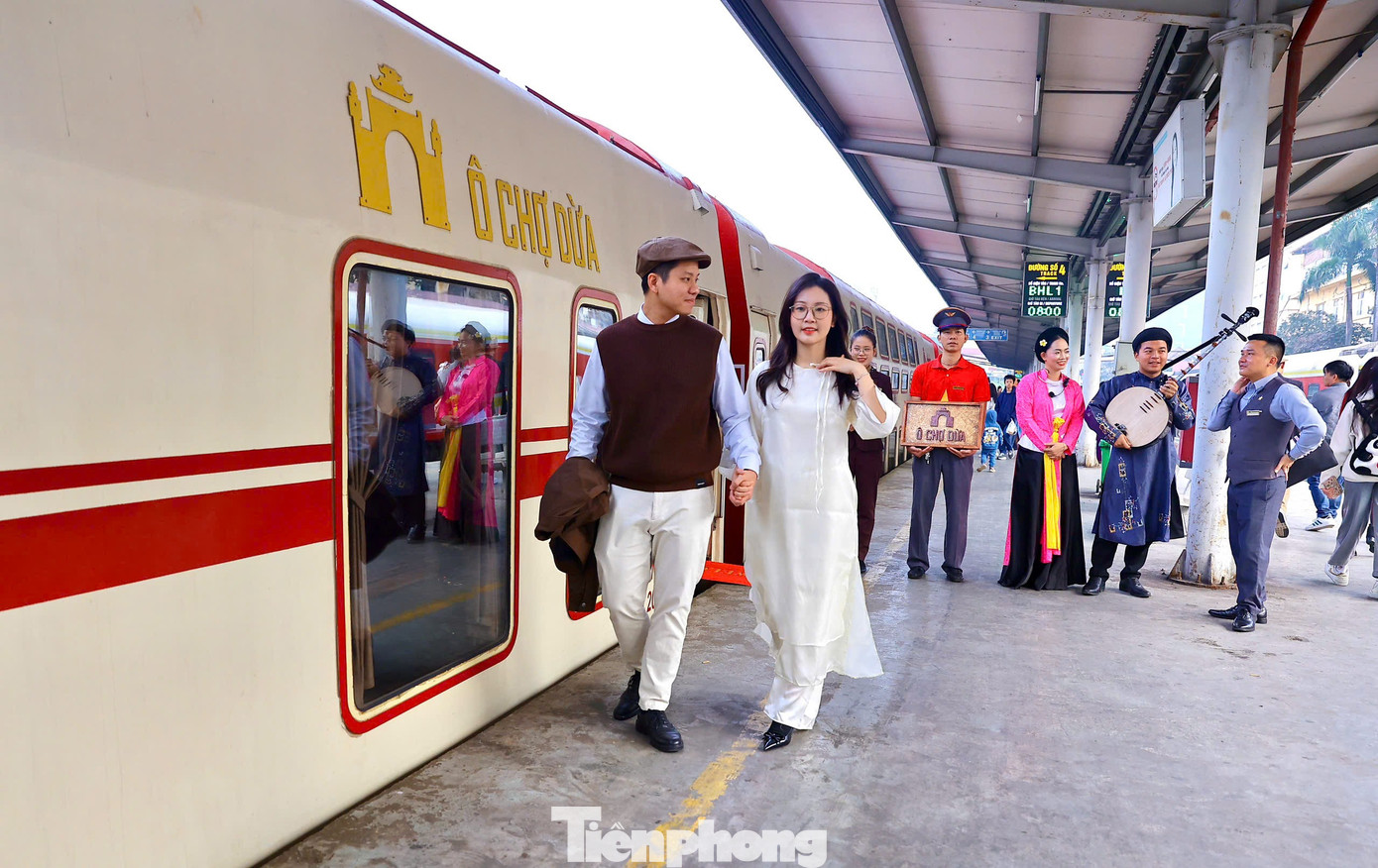 Du khách thích thú trải nghiệm chuyến tàu amp;#34;Hà Nội 5 cửa ôamp;#34; - 3