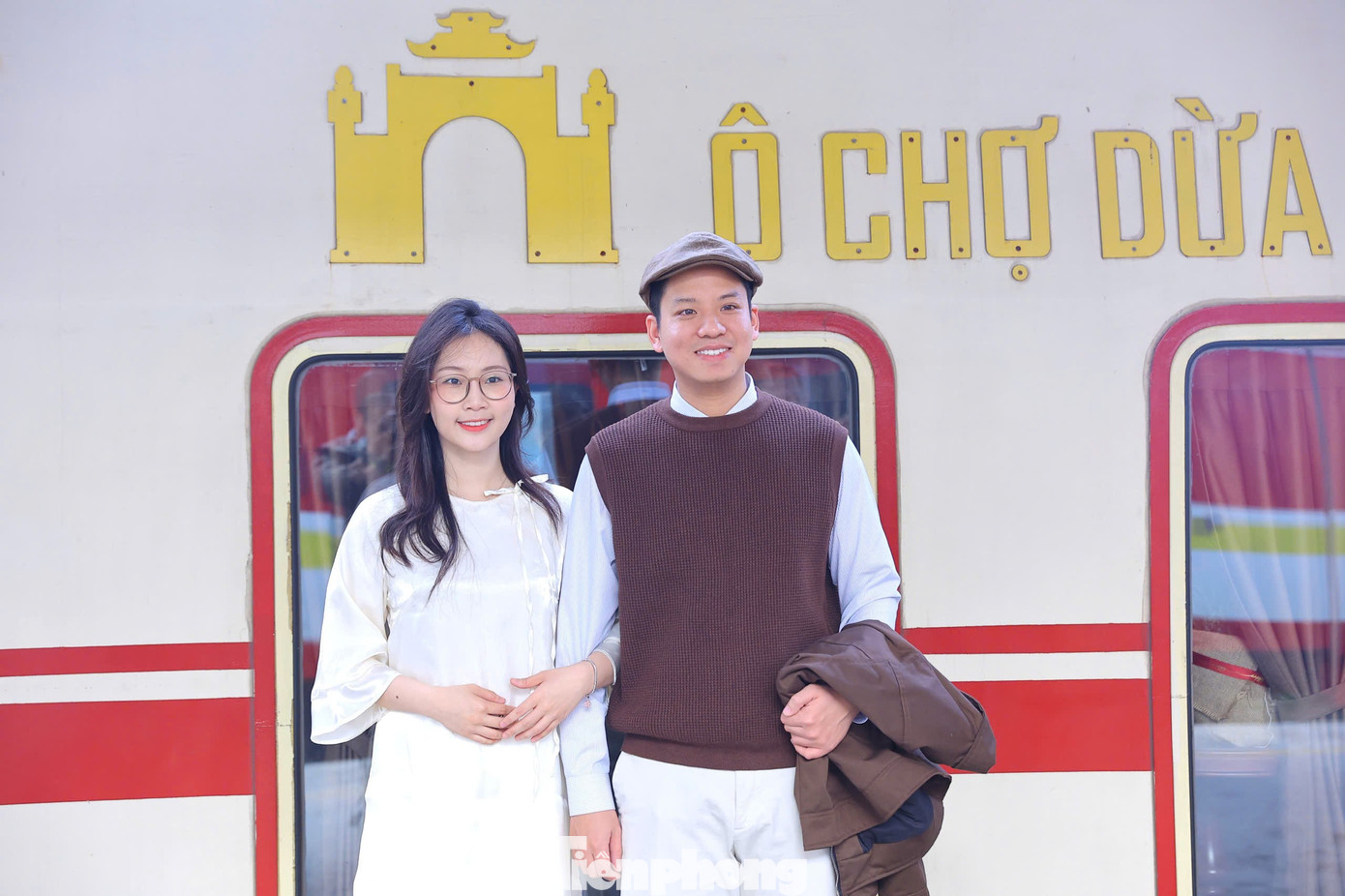 Du khách thích thú trải nghiệm chuyến tàu amp;#34;Hà Nội 5 cửa ôamp;#34; - 6