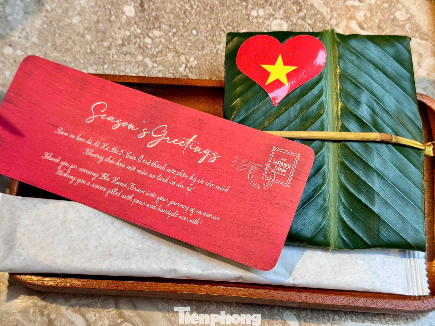 Đoàn tàu gồm 5 toa xe ghế ngồi 2 tầng và 2 toa dành riêng phục vụ du khách check-in. Các toa xe có nội thất sang trọng được thiết kế theo chủ đề riêng và có từ 40 đến 60 chỗ ngồi/toa. Các cửa kính trên toa xe đều được mở rộng tối đa để hành khách có thể thoải mái ngắm phong cảnh dọc đường.