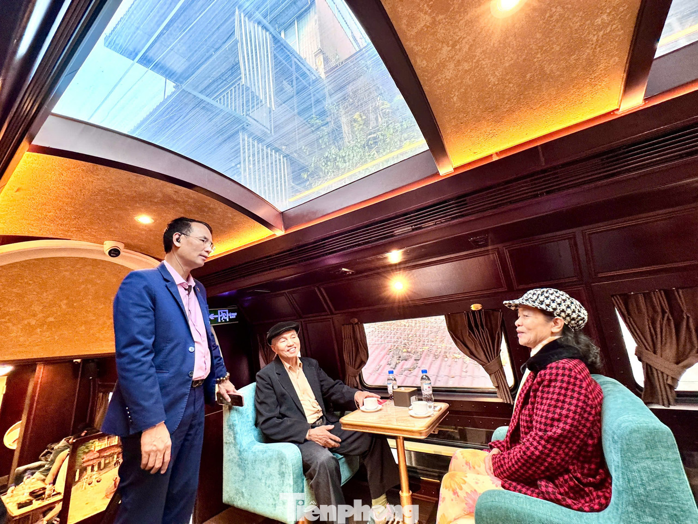 Mỗi toa tàu có một nét đặc trưng riêng. Du khách được trải nghiệm những món ăn dân dã, xưa cũ như bánh đúc, xôi cốm… qua đó hiểu hơn về nét cổ xưa, lịch sử của Hà Nội. Đây là một bước tiến mới của ngành du lịch Hà Nội để thu hút du khách”, cô Bình (phường Cầu Giấy) chia sẻ.