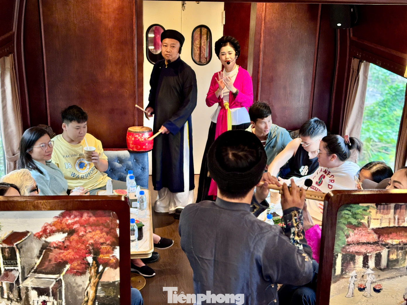 Trên chuyến tàu, du khách không chỉ ngồi ngắm cảnh mà còn được đắm chìm trong không gian văn hóa đặc sắc. Những làn điệu quan họ, ca trù, hát chèo, hát xẩm được biểu diễn ngay trên tàu, khiến hành trình trở thành một buổi diễn nghệ thuật di động giữa lòng thành phố.