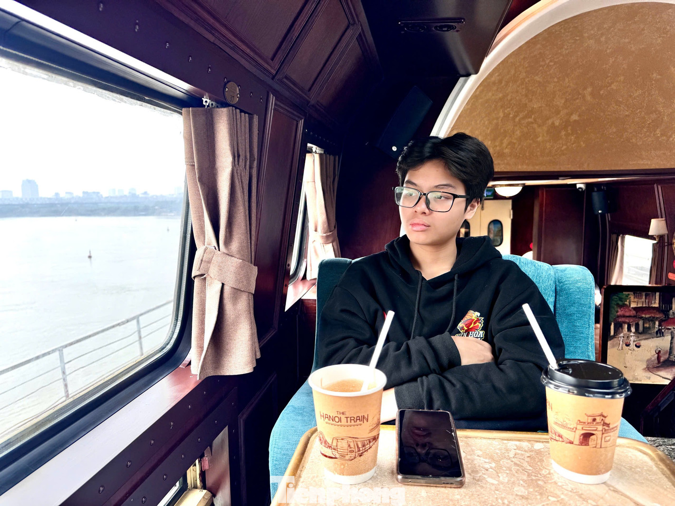Duy Anh, 11A8 THPT Yên Hòa cho biết: Dịp đầu năm mới, bạn cùng gia đình đã có cơ hội trải nghiệm chuyến tàu đặc biệt. Đây không chỉ là hành trình giúp ôn lại lịch sử mà còn mang đến những trải nghiệm thú vị, ý nghĩa trong buổi sáng đầu năm.