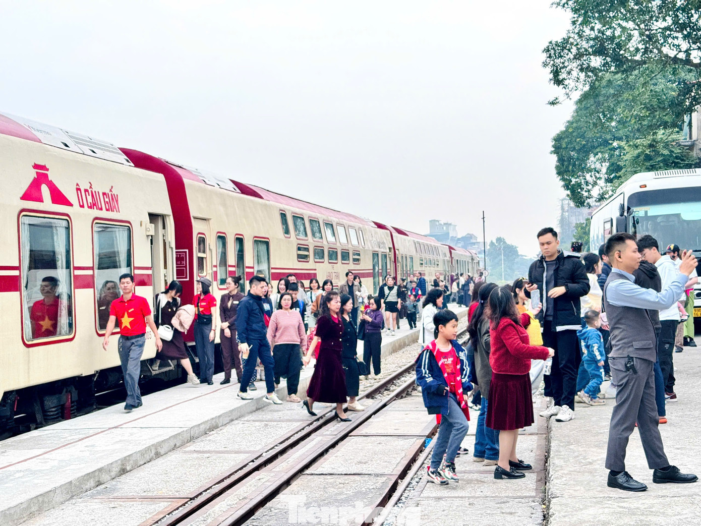 Đến ga Từ Sơn, đoàn tàu sẽ được xe ô tô đón đưa đi tham quan khu di tích Đền Đô (Bắc Ninh) - Di tích quốc gia đặc biệt thờ 8 vị vua triều Lý - triều đại để lại nhiều dấu ấn trong lịch sử dân tộc.