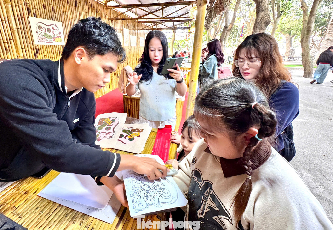 Đến đây, du khách không chỉ tham quan mà còn được hòa mình vào không gian văn hóa dân gian với những trải nghiệm truyền thống như tự tay làm tranh Đông Hồ…...