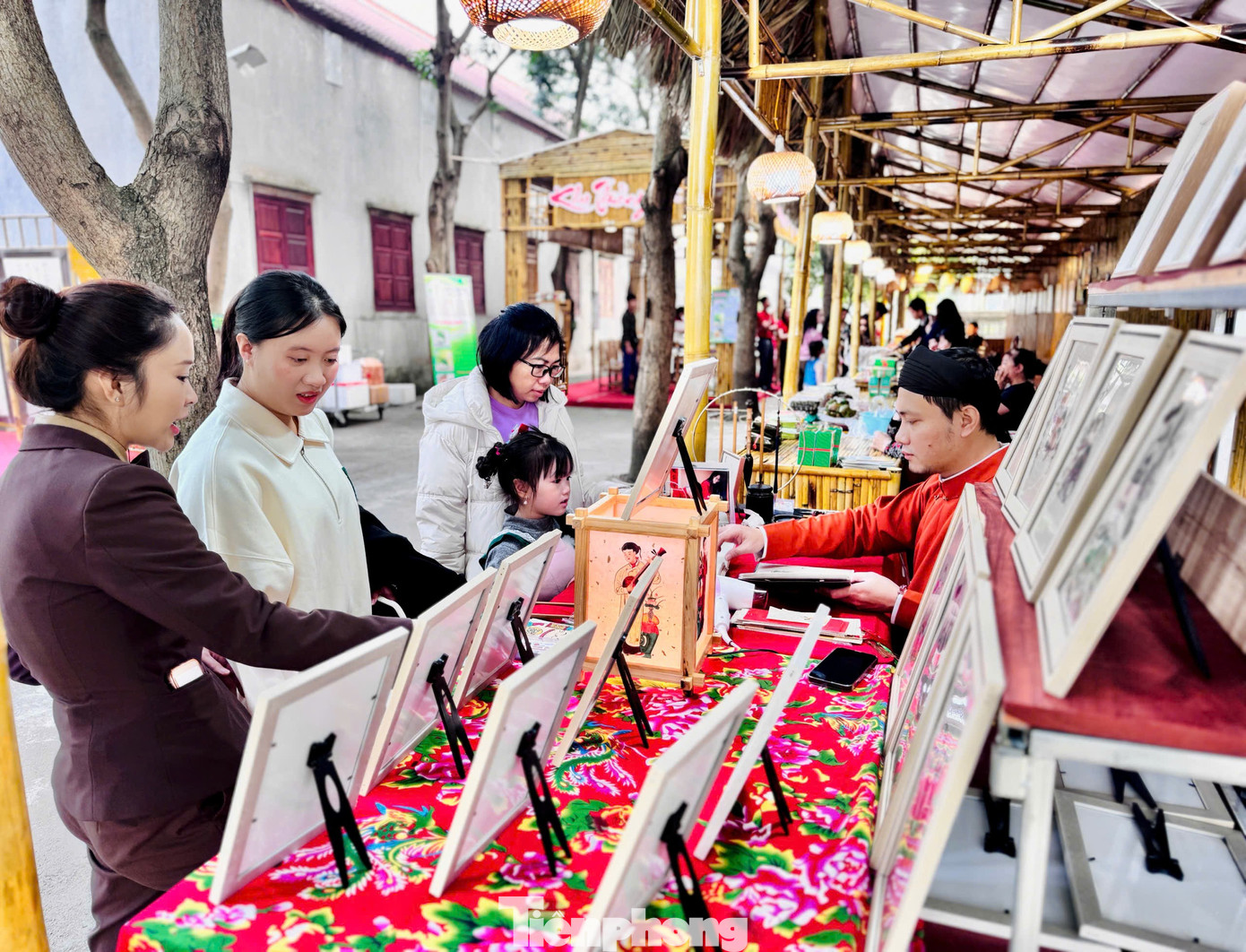 Du khách thích thú trải nghiệm chuyến tàu amp;#34;Hà Nội 5 cửa ôamp;#34; - 19