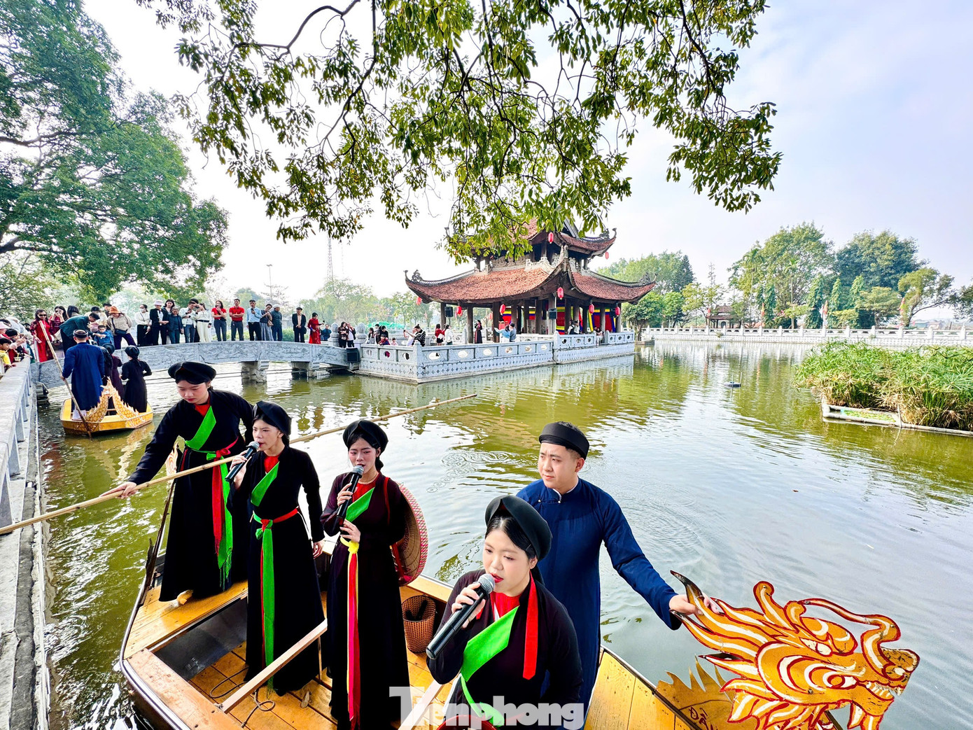 Du khách được thưởng thức màn biểu diễn hát quan họ ở thủy đình của các liền anh liền chị Bắc Ninh biểu diễn.