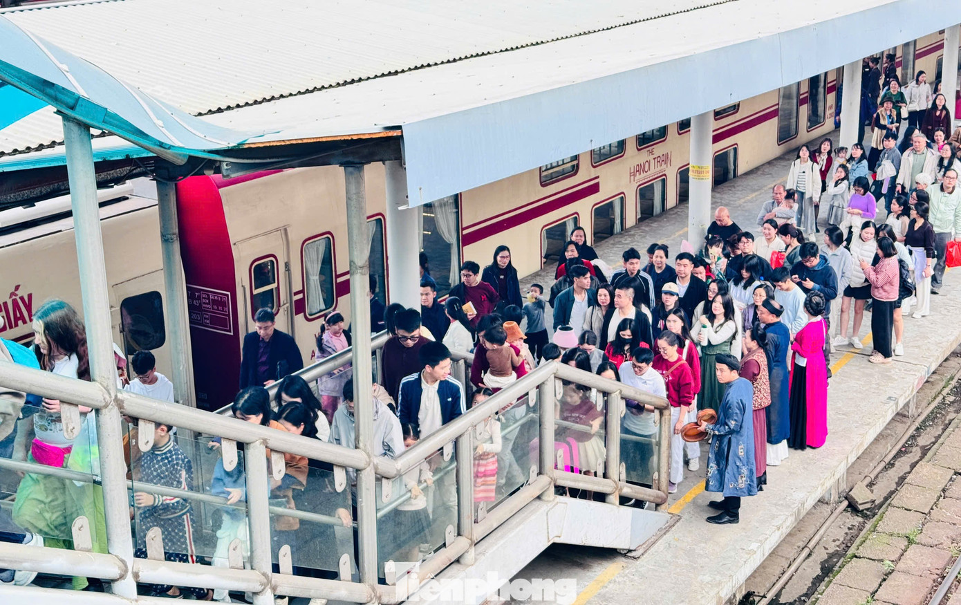 Đoàn tàu Hà Nội 5 cửa ô không chỉ là một sản phẩm du lịch mới, còn giúp đưa đường sắt trở lại với đời sống đô thị một cách gần gũi và sinh động, góp phần quảng bá và phát triển du lịch, lan tỏa những giá trị văn hóa truyền thống của dân tộc. Tour du lịch bằng tàu hỏa từ Hà Nội về đền Đô không chỉ mở ra một hành trình khám phá mà còn là cách quảng bá mới mẻ, hấp dẫn giúp du khách thực sự chạm vào không gian văn hóa Kinh Bắc.