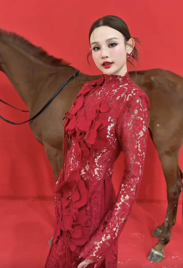 Thiết kế áo dài ôm dáng, sử dụng chất liệu ren mềm mại, giúp tôn lên vóc dáng thon gọn của cô nhưng vẫn giữ được nét kín đáo, thanh lịch.