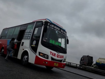 Hà Nội: Bất chấp camera, loạt xe khách dừng đỗ đón trả khách về nghỉ Tết Dương lịch ngay giữa đường