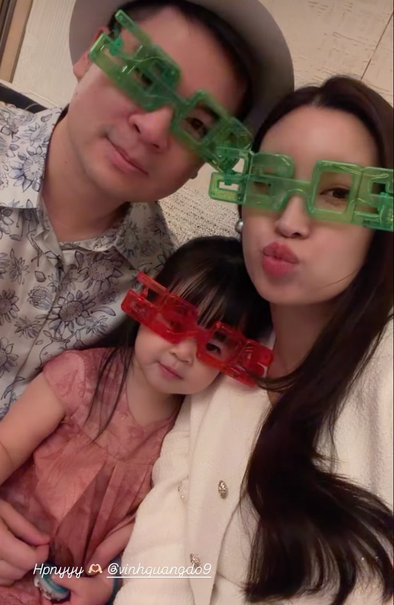 Hôm giao thừa chào năm mới 2026, Đỗ Mỹ Linh cùng chồng con đeo kính ngộ nghĩnh chụp selfie. Nàng dâu hào môn diện áo khoác rộng, tránh để lộ bụng giữa tin đồn mang bầu lần hai.