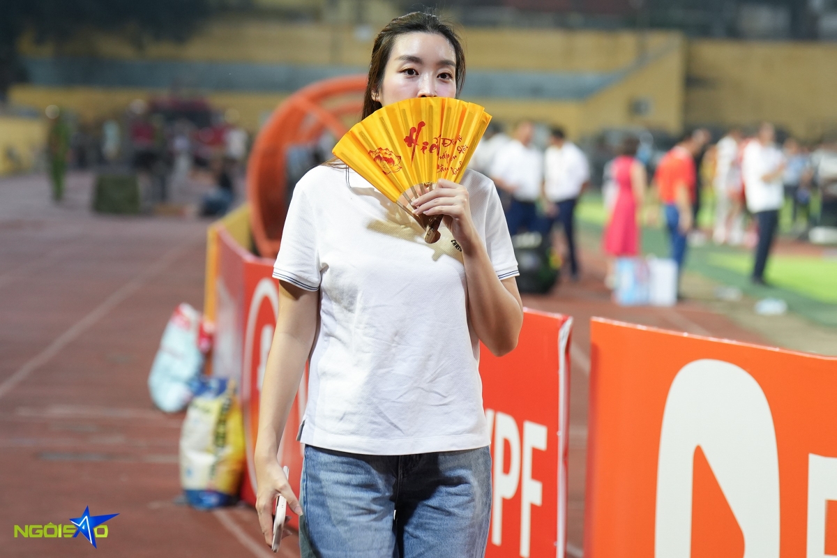 Khi ra sân cổ vũ bóng đá hồi cuối tháng 9, hoa hậu diện áo phông suông đơn giản. Ảnh: Tùng Đinh