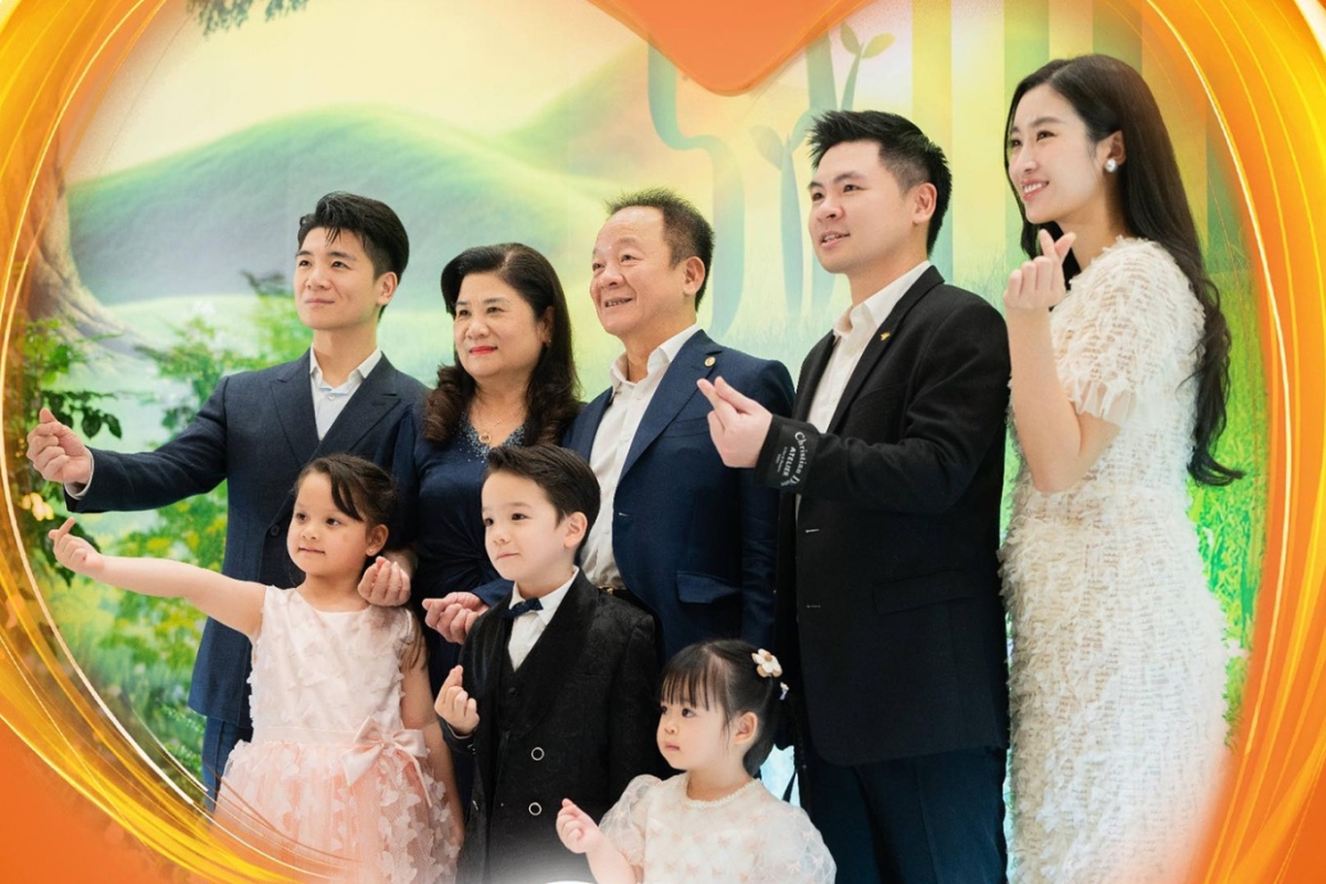 Trong một lần dự sự kiện cùng nhà chồng hồi tháng 11, con dâu bầu Hiển để lộ bụng lùm lùm với chiếc váy dáng ôm.