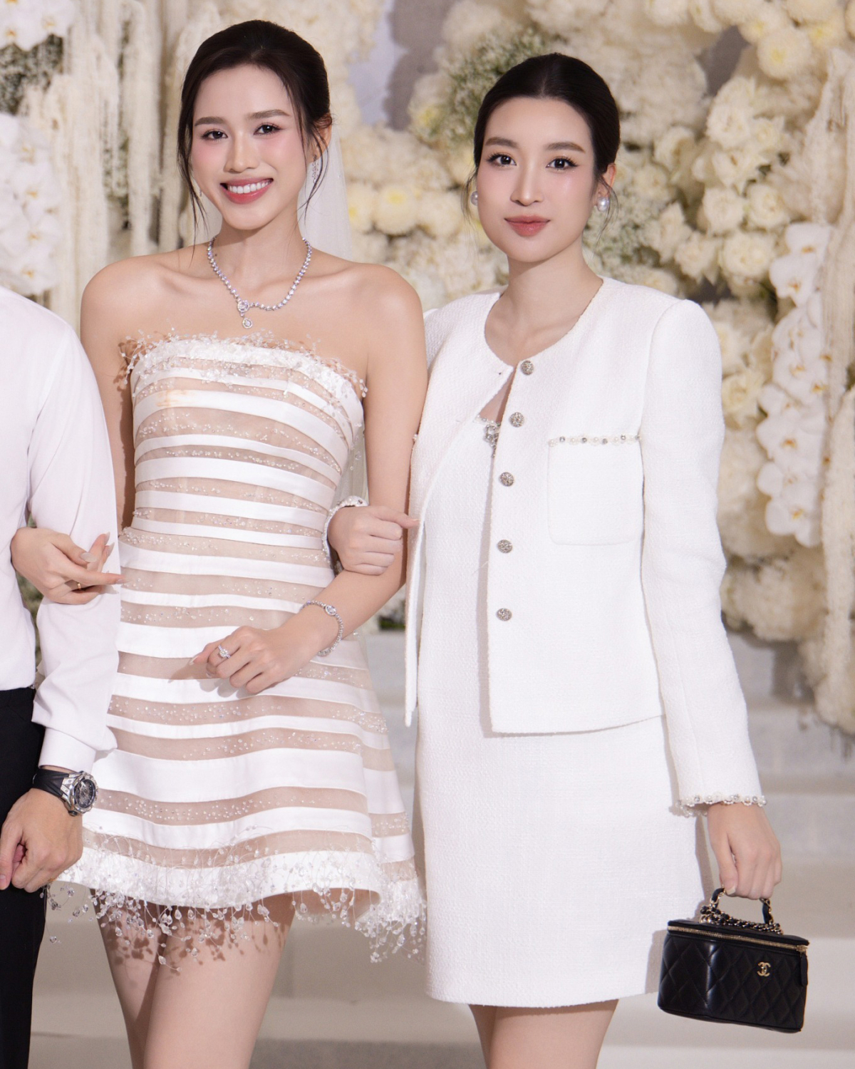 Tin đồn Đỗ Mỹ Linh mang bầu lần hai rộ lên khi cô mặc váy dáng chữ A che bụng, đi giày đế thấp dự cưới hoa hậu Đỗ Thị Hà. Khi được hỏi về chuyện bầu bí, người đẹp không trả lời vì đây là chuyện riêng tư.