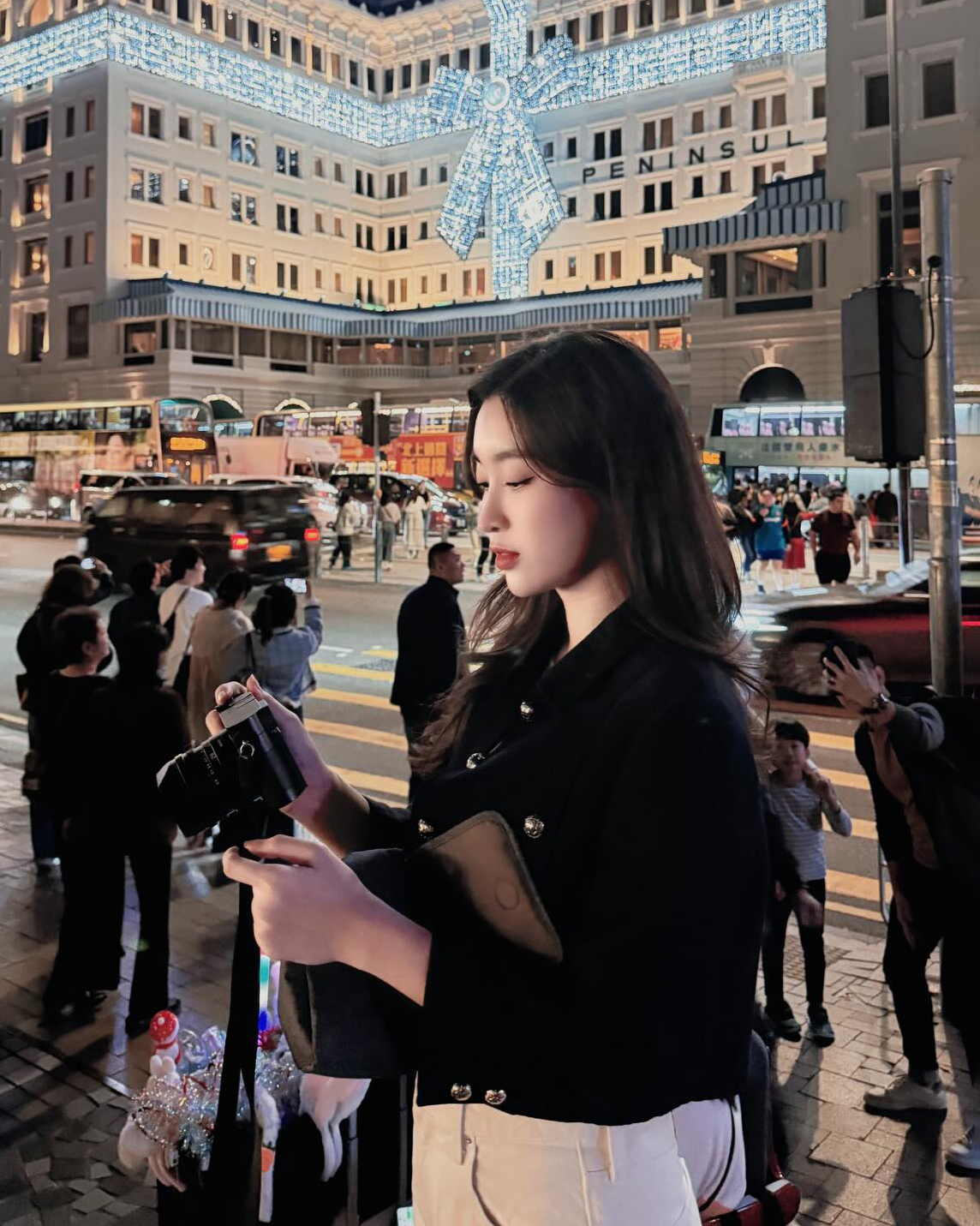 Người đẹp chọn những góc chụp hạn chế để lộ vóc dáng trên đường phố Thành Đô. Các thiết kế tối màu, tạo cảm giác thân hình gọn gàng hơn được cô ưa chuộng.