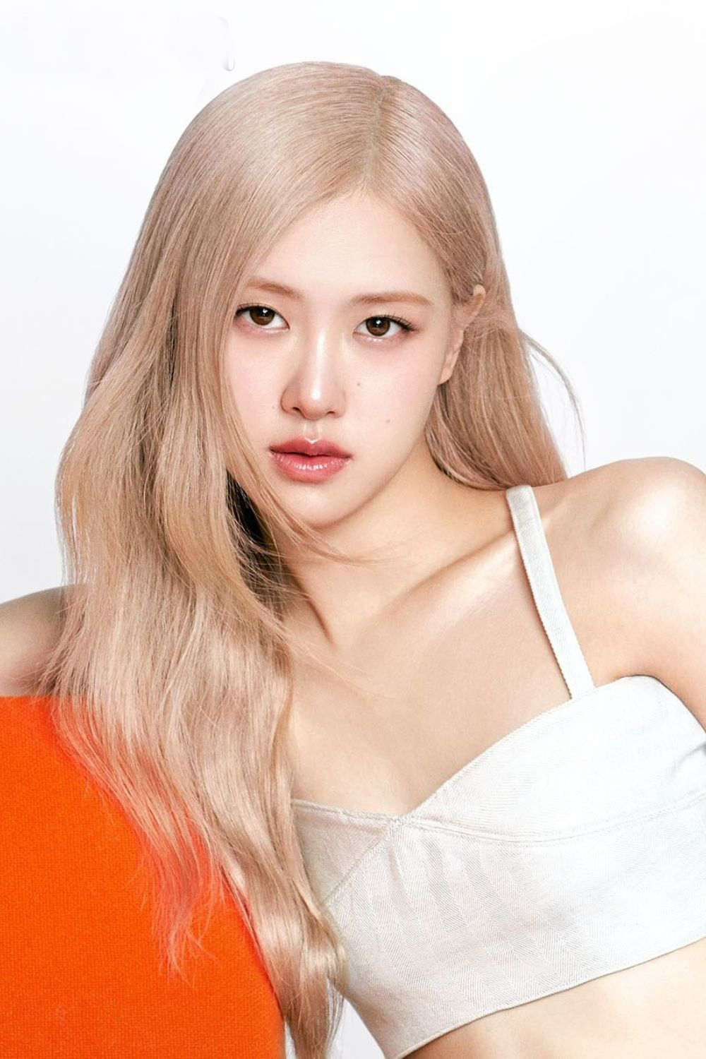 Rosé, 29 tuổi, là gương mặt đẹp nhất thế giới 2025 do tạp chí TC Candler bình chọn. Người đẹp là nữ thần tượng Kpop hàng đầu, hút fan nhờ tài năng âm nhạc, nhan sắc và phong cách năng động. Cô cao 1,68 m, nặng 46 kg.