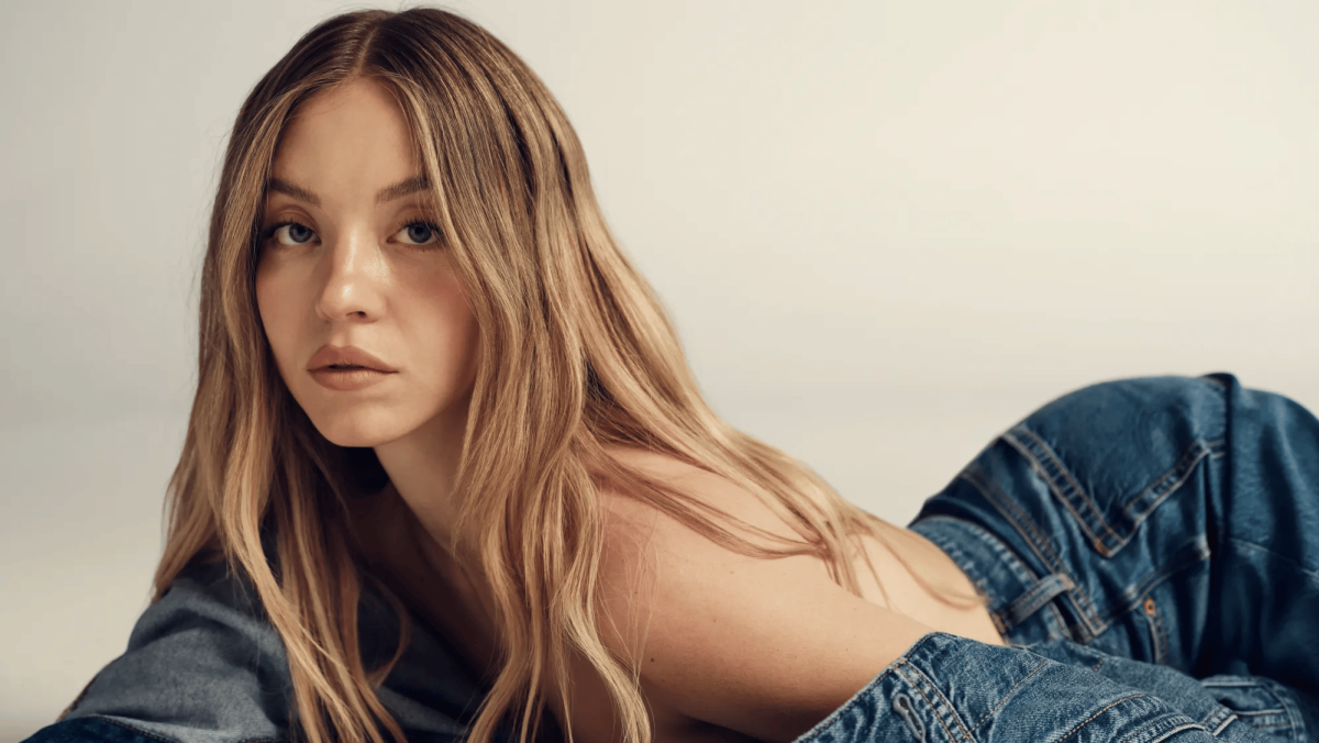 Người đẹp phim Euphoria - Sydney Sweeney - xếp thứ hai. Cô 29 tuổi, là ngôi sao thế hệ mới của Hollywood. Trên Elle, diễn viên cho biết không tiêm botox hay filler vì tôn trọng sự lão hóa tự nhiên. Sweeney chú trọng dưỡng ẩm, chống nắng, tẩy trang khi chăm sóc da. Mỗi buổi sáng, cô thường lăn mặt bằng đá lạnh để giảm sưng, giúp thu nhỏ lỗ chân lông. Ảnh: American Eagle