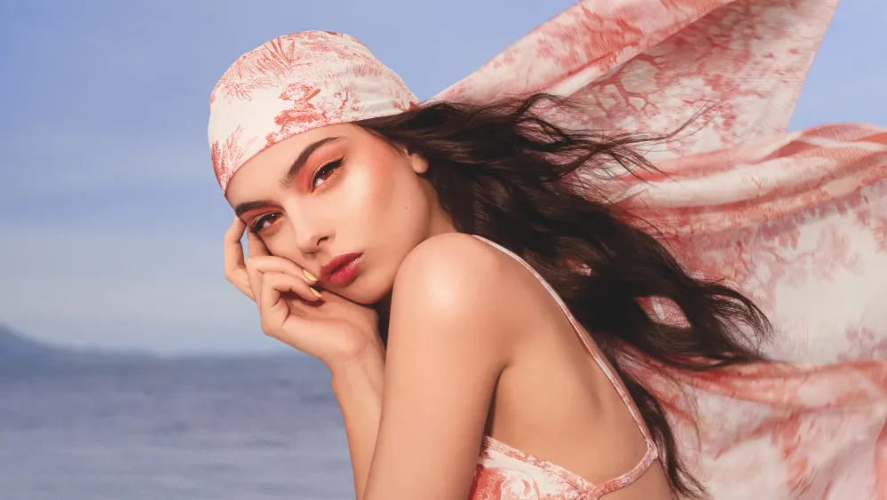 Deva Cassel, con gái của tài tử Vincent Cassel và minh tinh Monica Bellucci, xếp thứ sáu. Cô 21 tuổi, quốc tịch Italy, là người mẫu từ năm 14 tuổi. Deva Cassel là nàng thơ của nhiều thương hiệu thời trang lớn, thường xuyên xuất hiện ở các sự kiện danh giá. Ngoài ra, cô đóng phim The Beautiful Summer, The Leopard. Ảnh: Dior