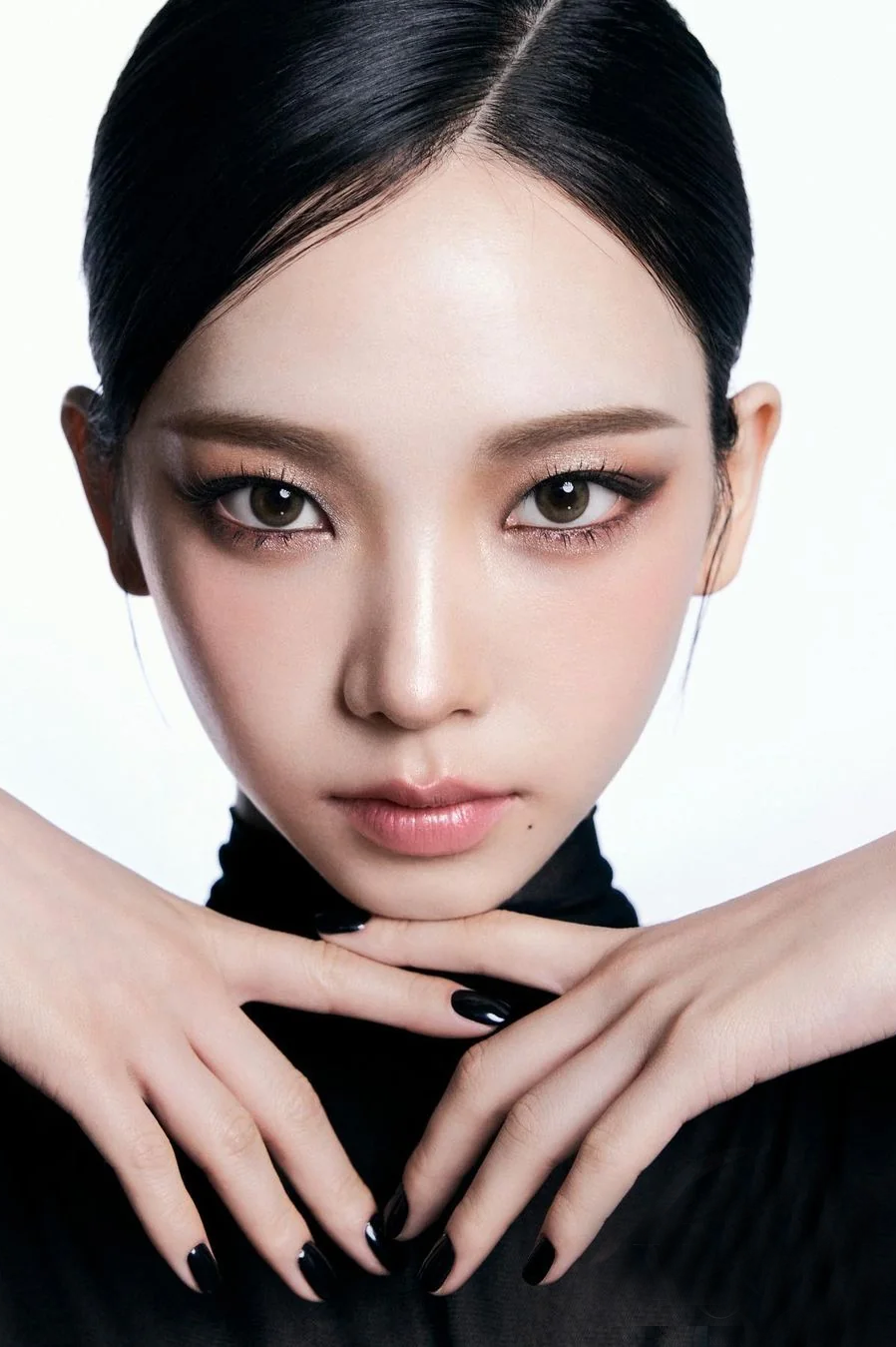 Karina, thành viên nhóm nhạc Hàn Quốc aespa, hiện là một trong những nữ idol Kpop nổi tiếng nhất. Cô thường xuyên được fan khen đẹp siêu thực, hoàn hảo hơn AI. Người đẹp 26 tuổi xếp thứ tám trong danh sách 100 gương mặt đẹp nhất thế giới. Ảnh: Bazaar