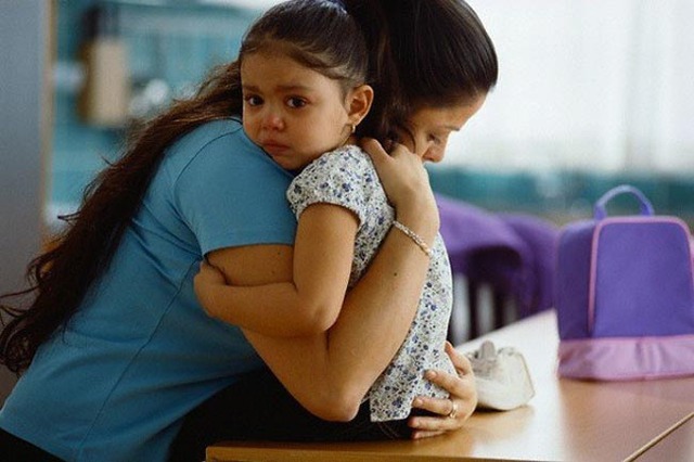 Cái ôm của mẹ mạnh hơn ngàn lời nói. Ảnh minh họa