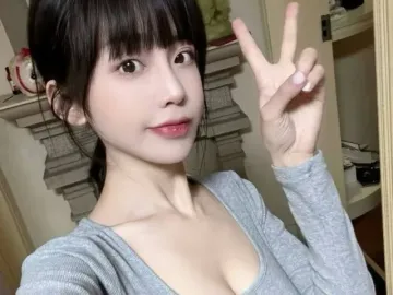 Cô gái khiến loạt sao nam phải đính chính