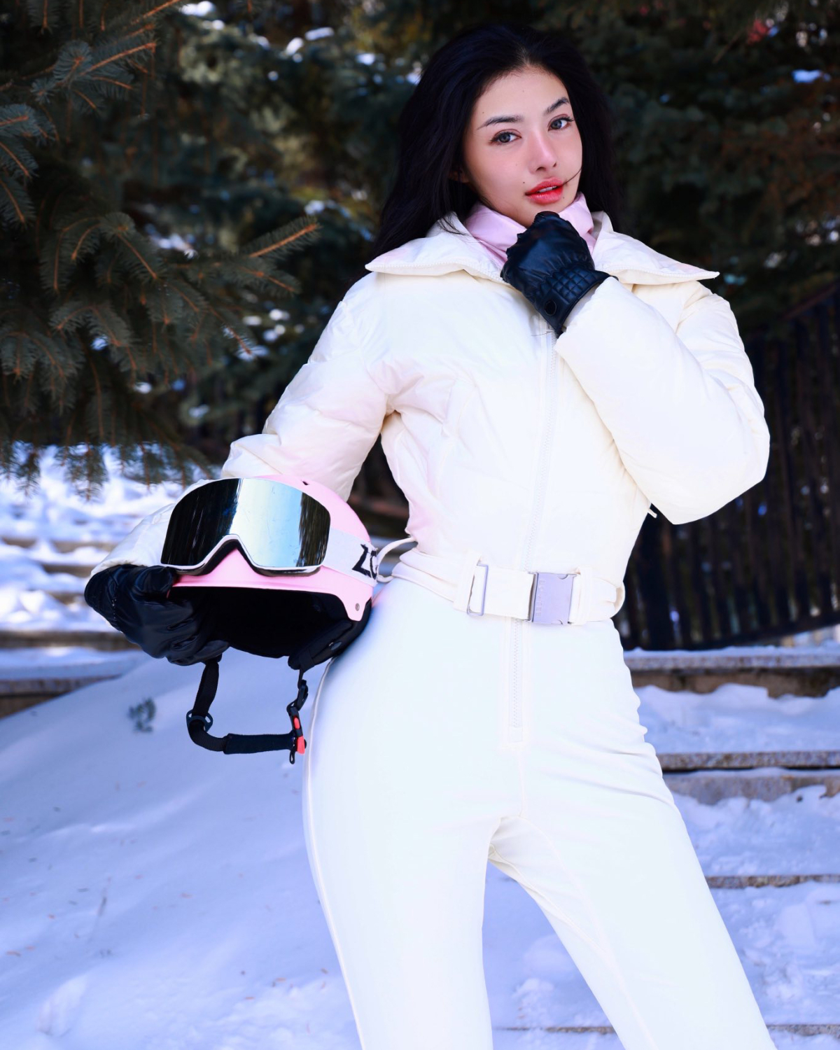 Kiều Loan mặc đồ phao ôm sát thân hình khi đi trượt tuyết. Trang phục giúp cô tạo đường cong nhưng vẫn ấm áp giữa tuyết trắng của vùng Cáp Nhĩ Tân, Trung Quốc.