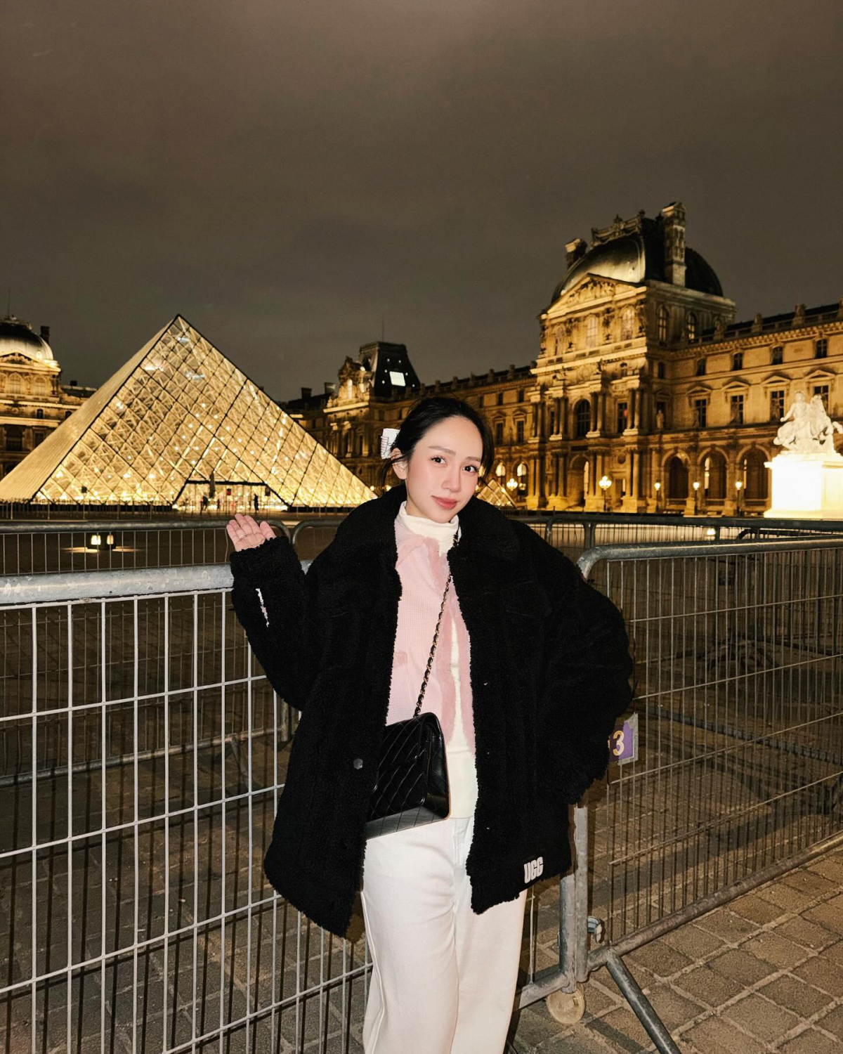 Joyce Phạm - con gái đại gia Minh Nhựa - vi vu châu Âu dịp đầu năm mới. Người đẹp layer nhiều lớp trang phục với áo lông, cardigan và áo cổ lọ giữa trời đông.