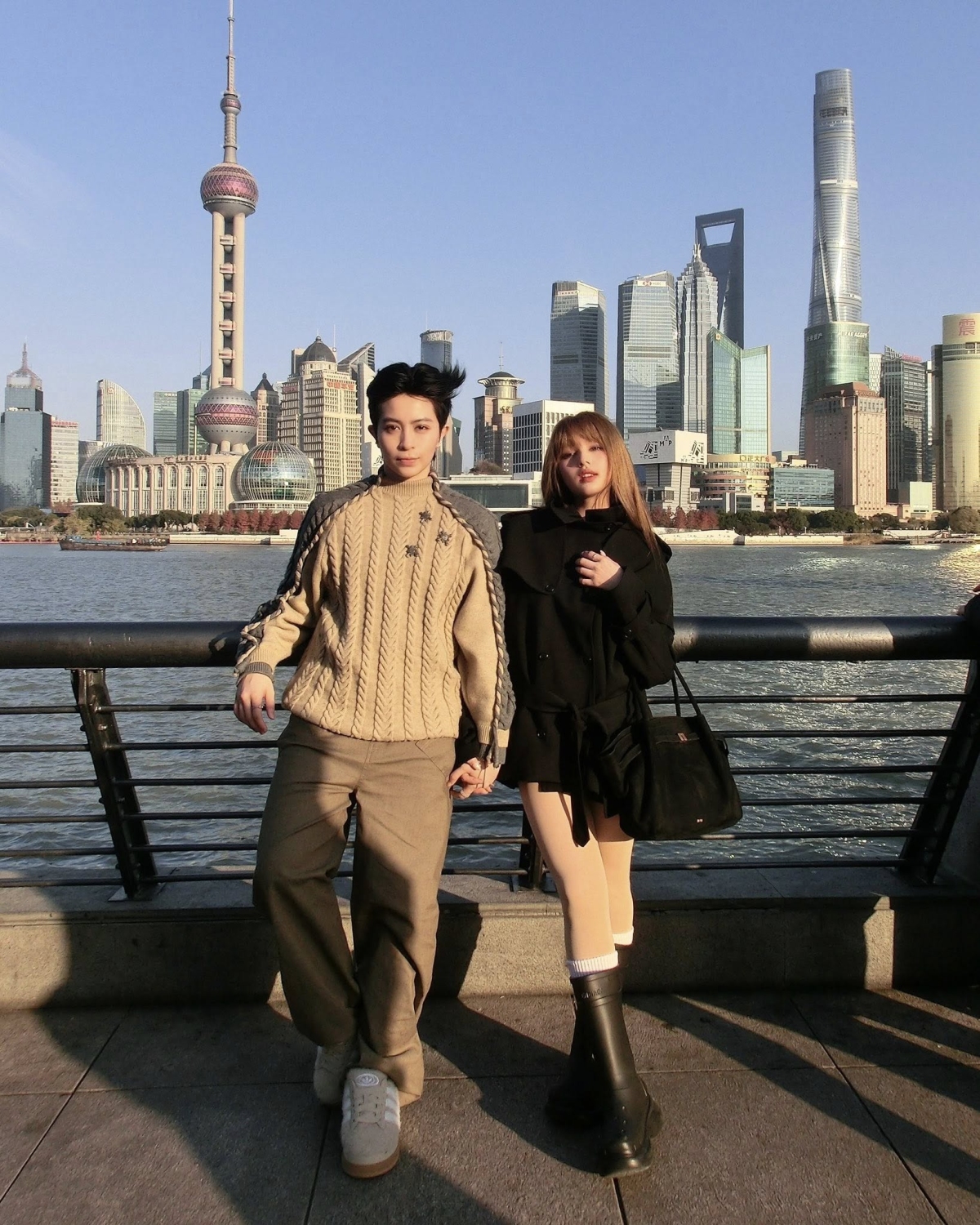 Xoài Non mặc váy siêu ngắn phối boots cao đến đầu gối, tay trong tay cùng Gil Lê đi chơi Thượng Hải.