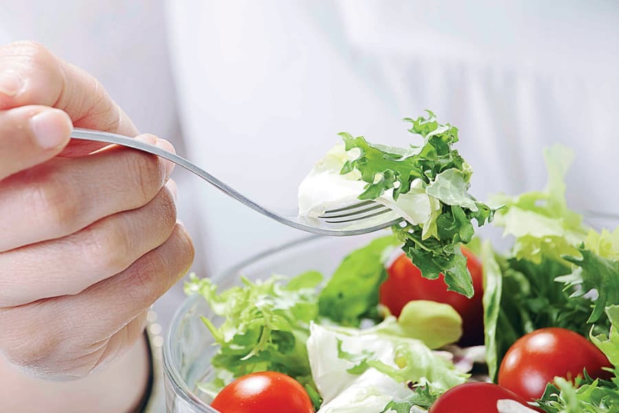 Chế độ dinh dưỡng lành mạnh góp phần ngăn ngừa lão hóa da.