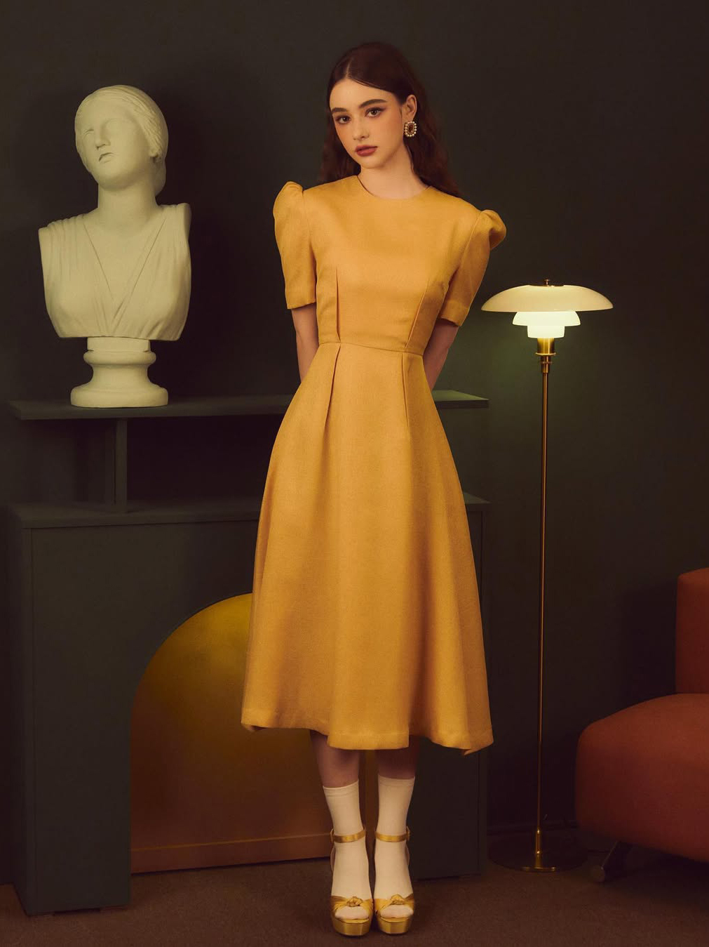 Dasha Taran thường dự sự kiện với các trang phục dáng xòe, bồng bềnh, phối tất cổ lửng.