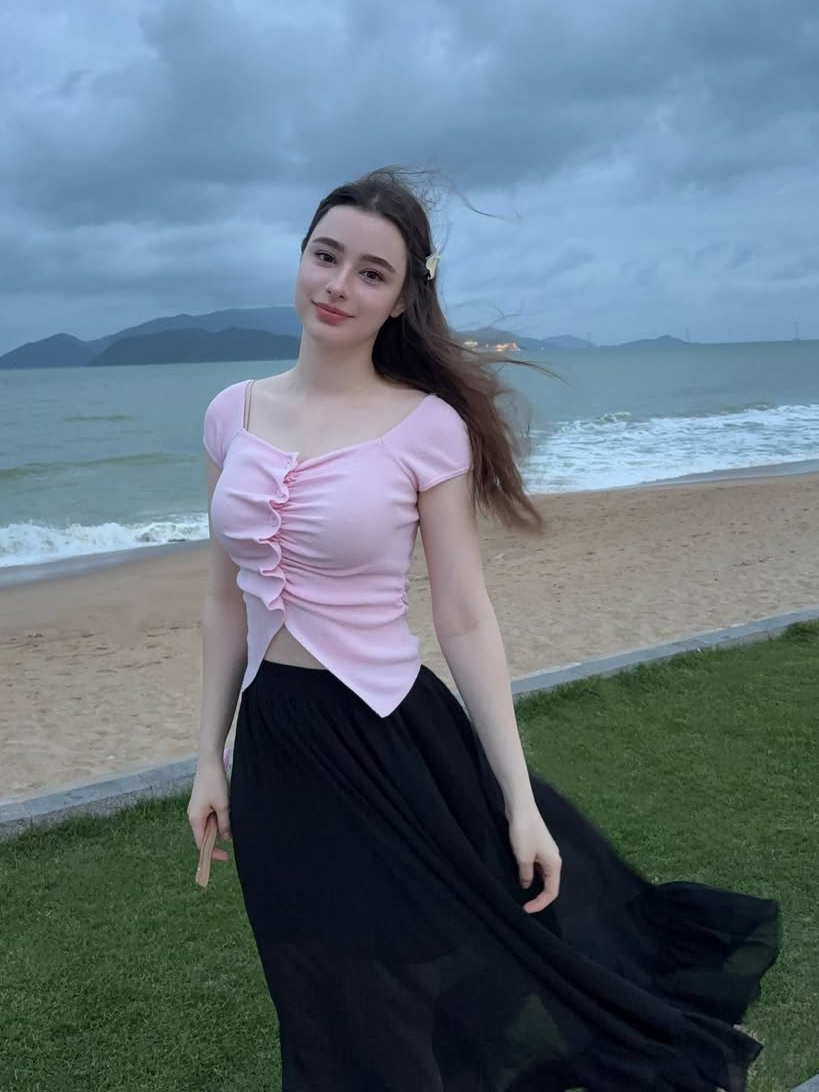 Người mẫu mặc áo nhún, kết hợp váy xòe khi đi du lịch Nha Trang cuối năm ngoái. Trên Instagram, cô cho biết thích uống cà phê, ăn các loại trái cây Việt Nam.