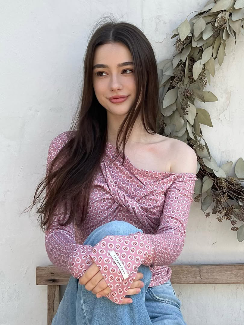 Cô hướng đến phong cách thanh lịch, trẻ trung với các trang phục hở vừa đủ để tôn dáng.