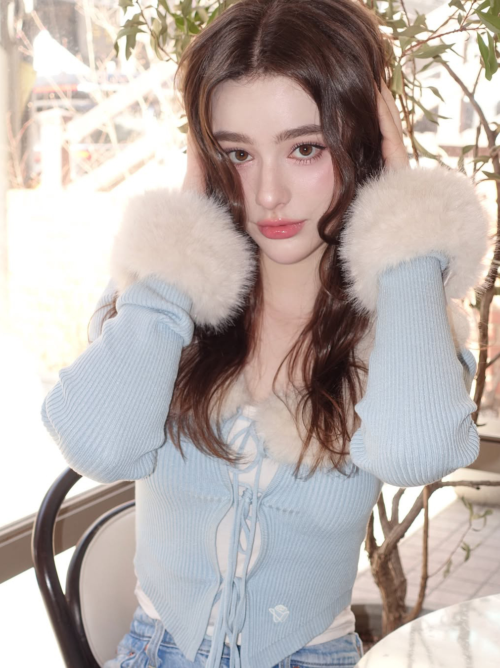 Mẫu áo thun kết hợp cổ, tay lông giúp người mẫu tôn vẻ ngọt ngào.