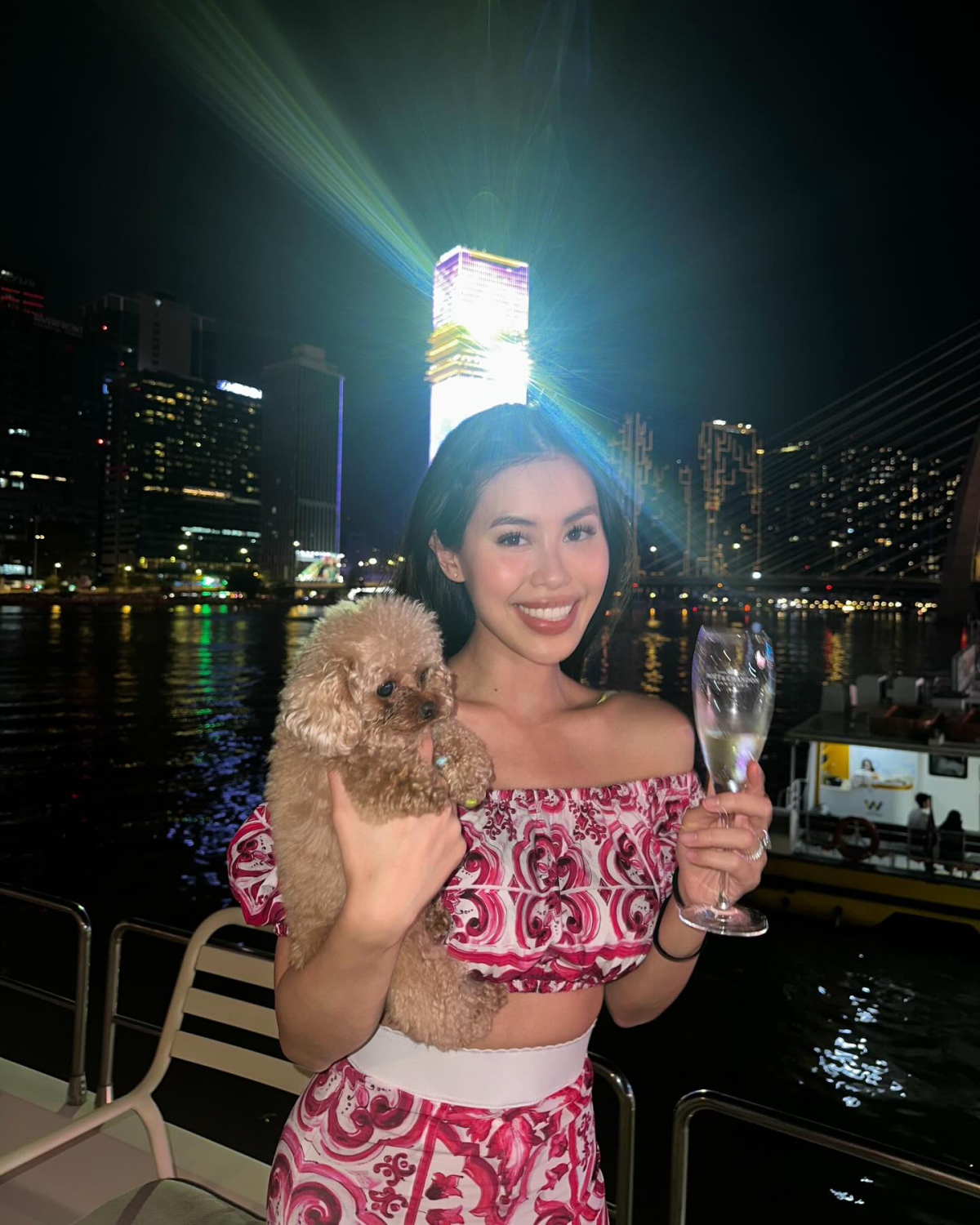 Nàng dâu mới Tiên Nguyễn khoe vai trần cùng áo croptop phối chân váy họa tiết gạch bông Majolica đặc trưng của Dolceamp;Gabbana. Thiết kế hơn 50 triệu đồng giúp con gái Johnathan Hạnh Nguyễn tôn da rám nắng.