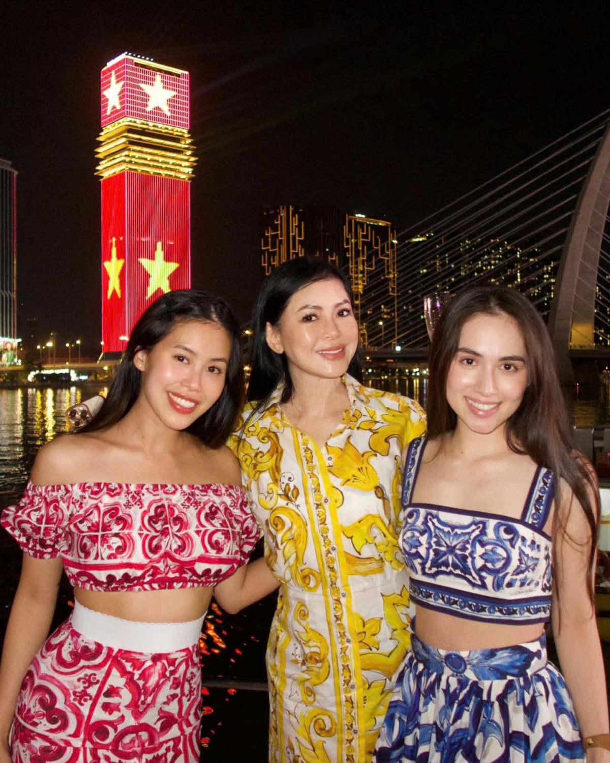 Tiên Nguyễn cùng mẹ và em dâu tương lai Marie Trâm Anh mở tiệc đón năm mới trên du thuyền. Ba người đẹp cùng chọn trang phục nhiều màu sắc của Dolceamp;Gabbana, thương hiệu họ yêu thích và thường xuyên lăng xê.