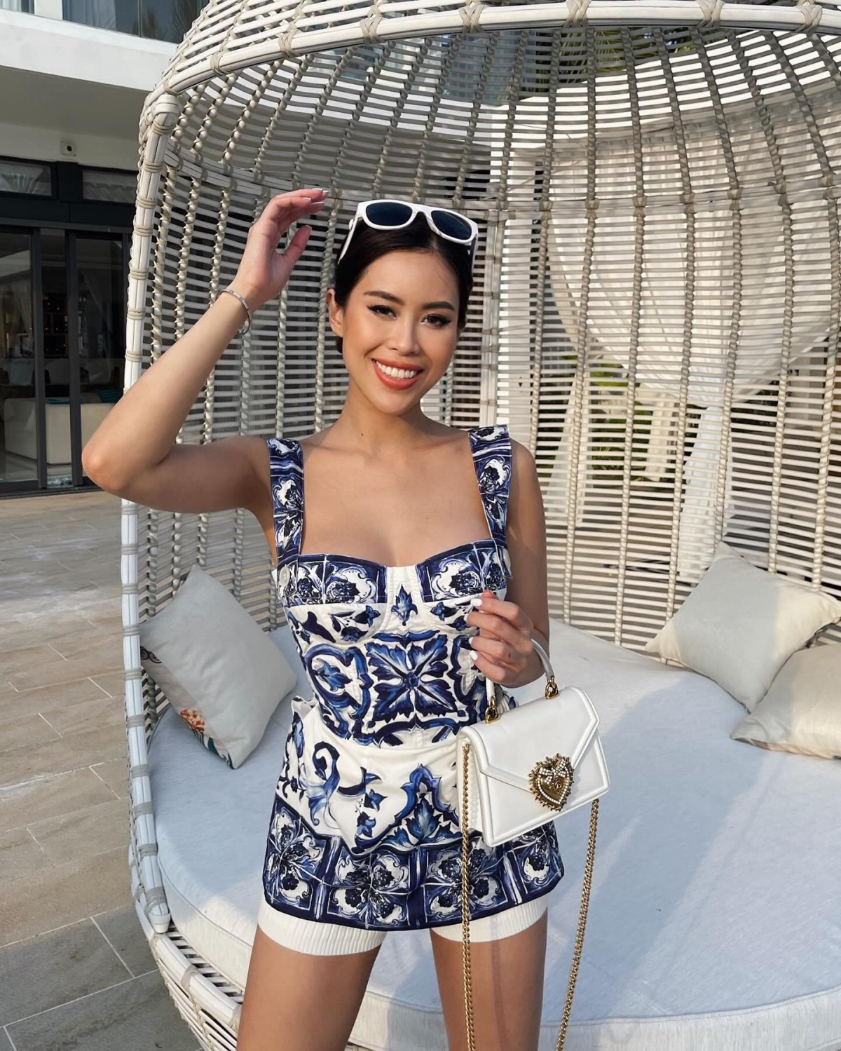 Những set trang phục họa tiết vương giả phù hợp phong cách gợi cảm, hiện đại của Tiên Nguyễn.