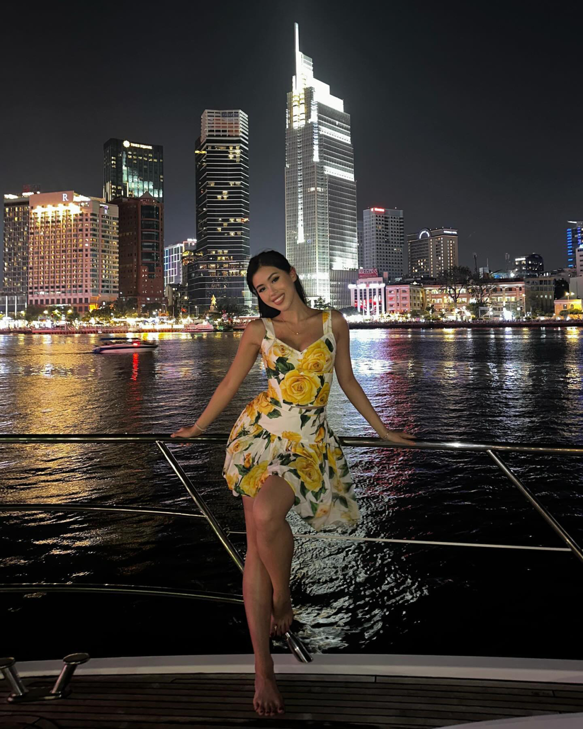 Các set váy áo họa tiết hoa lá nhiều màu sắc của Dolceamp;Gabbana cũng được Tiên Nguyễn chưng diện, tạo thành phong cách ruột suốt nhiều năm.