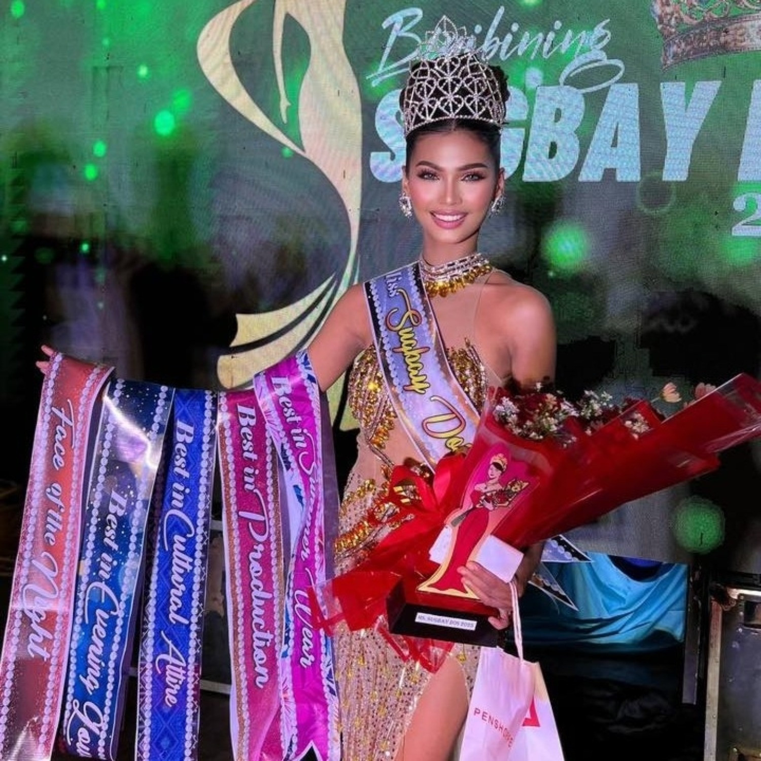 Theo chia sẻ, riêng trong năm 2025 cô đã tham gia hơn 60 cuộc thi sắc đẹp và đăng quang hơn 40 sân chơi, chủ yếu ở cấp tỉnh và địa phương tại Philippines. Con số này thu hút sự chú ý của cộng đồng người hâm mộ sắc đẹp, được nhiều chuyên trang quốc tế chia sẻ lại và tạo không ít ý kiến trái chiều về tần suất thi dày đặc.