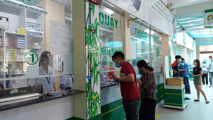 Người dân nhận thuốc BHYT sau khám bệnh tại cơ sở y tế
