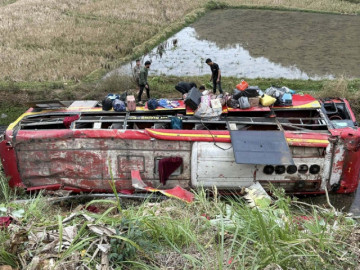 Xe khách lao xuống mương nước, 11 người bị thương