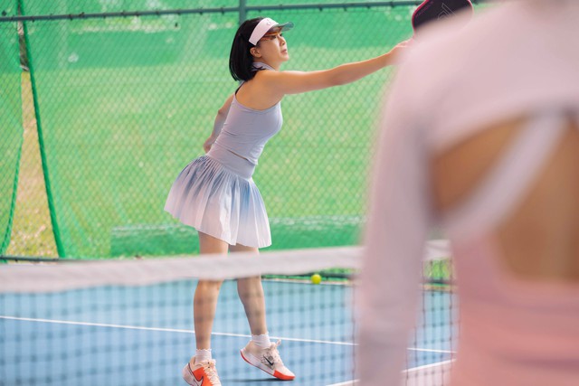 Khép lại công việc, cô lại quay về với cuộc sống bình thường khá....hướng nội. Trên trang cá nhân, Hồng Diễm trải lòng rằng sau ánh hào quang phim ảnh, cô chủ yếu dành thời gian ở nhà với các con, hoặc đi tập luyện nâng cao sức khoẻ. Người đẹp khi ở nhà hạn chế trang điểm, thích chơi thể thao và đi du lịch tận hưởng cuộc sống.