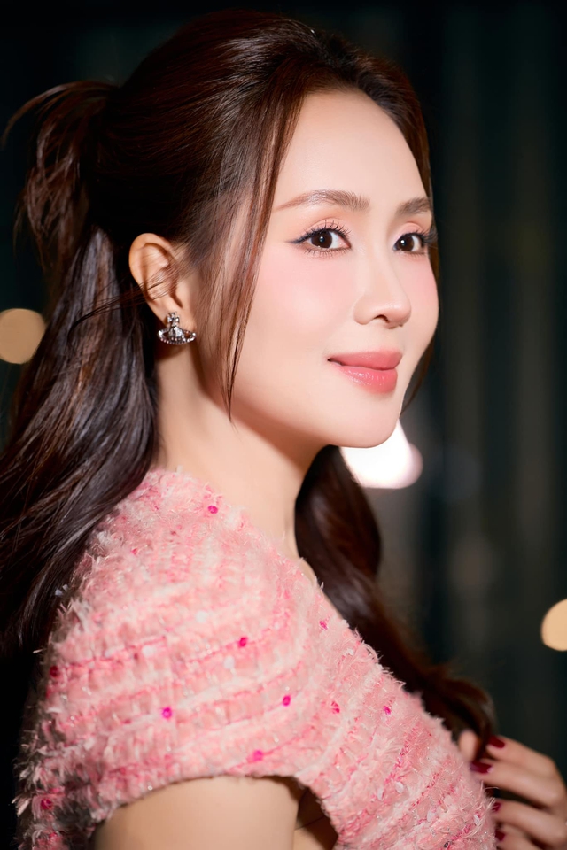 Ngoài công việc và con cái, Hồng Diễm cũng tận hưởng những khoảng lặng của riêng mình. Cô chăm sóc bản thân, chơi thể thao và vui vẻ với những gì đang có trong hiện tại.