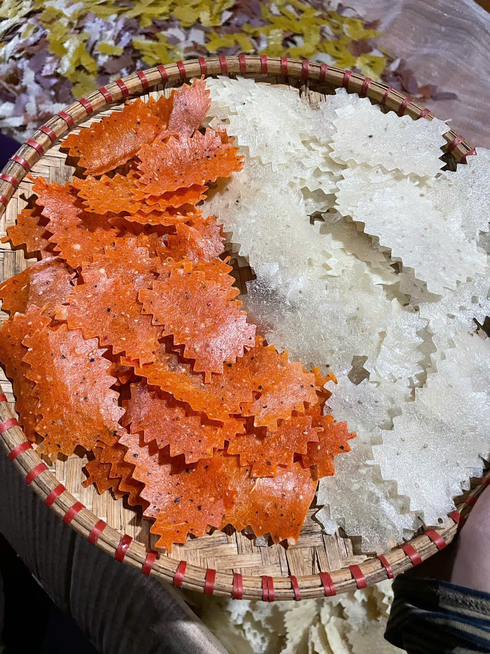 Còn khẩu xén làm từ sắn thường chỉ có màu trắng ngà nguyên bản hoặc tạo màu đỏ tự nhiên từ quả gấc