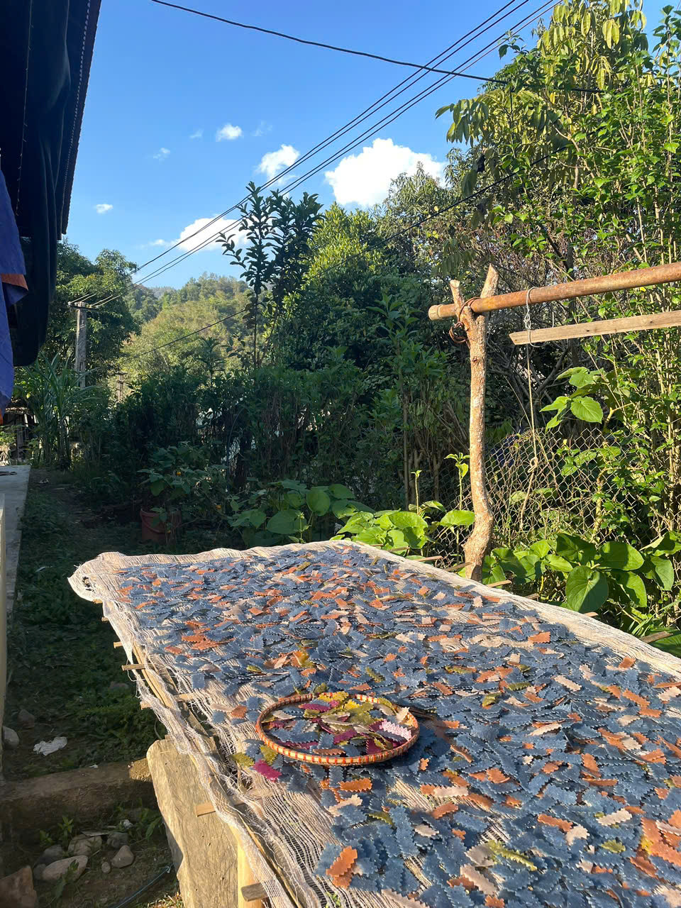 Bánh cắt thành miếng nhỏ rồi đem phơi tiếp cho khô, có thể bảo quản và sử dụng lâu dài