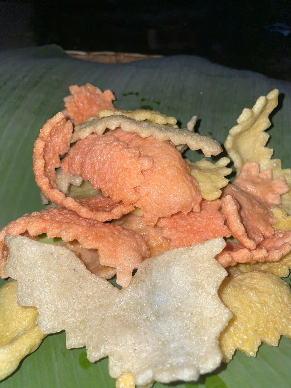 Bánh khẩu xén chiên hoặc rán lên có độ phồng như phồng tôm, ăn giòn rụm